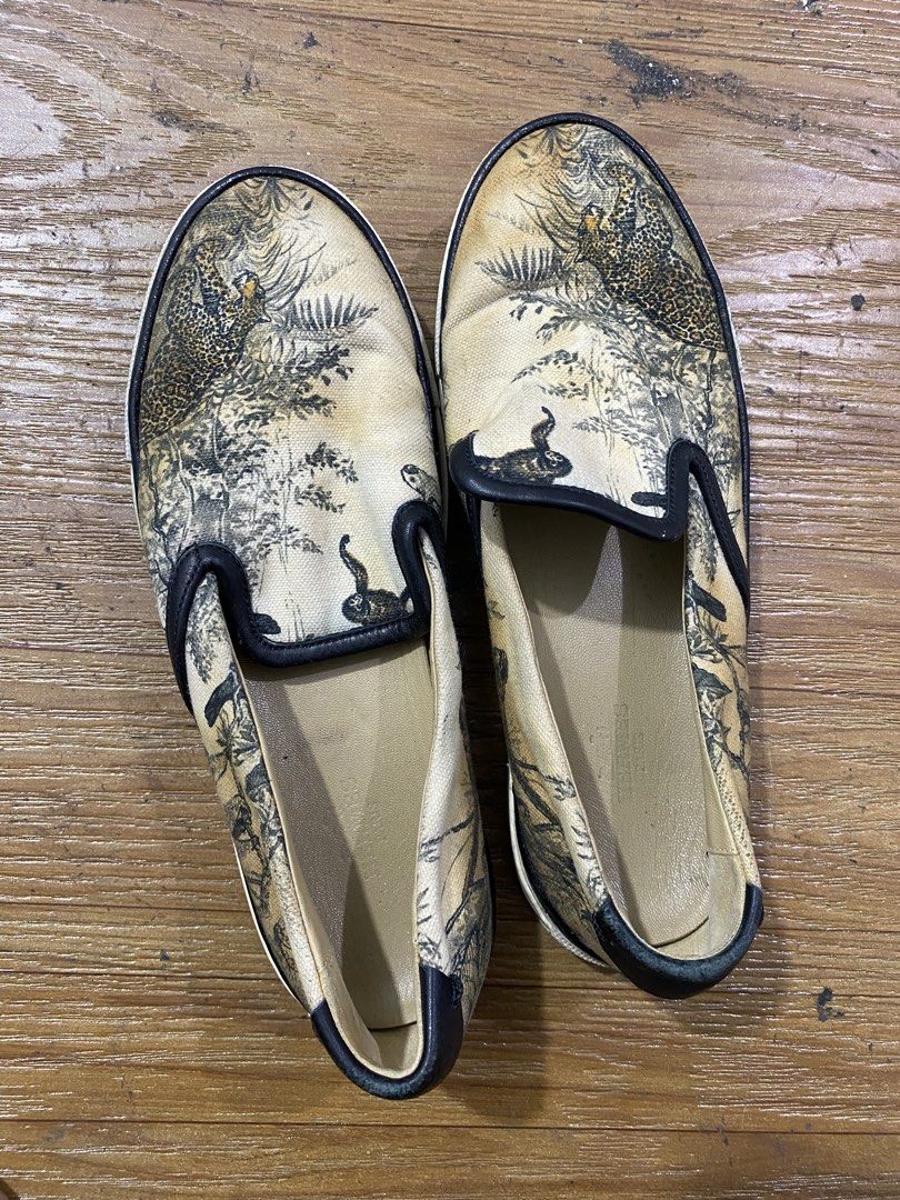 HERMES SHOES (Category: Sneakers & Footwear) located in Lantawan. Submitted by alfhadzrie23687 (Listing ID 1461315631, Image 1). Description: Hermes cotton canvas printed equatuer kick slip on sneakers white size 37.5 .