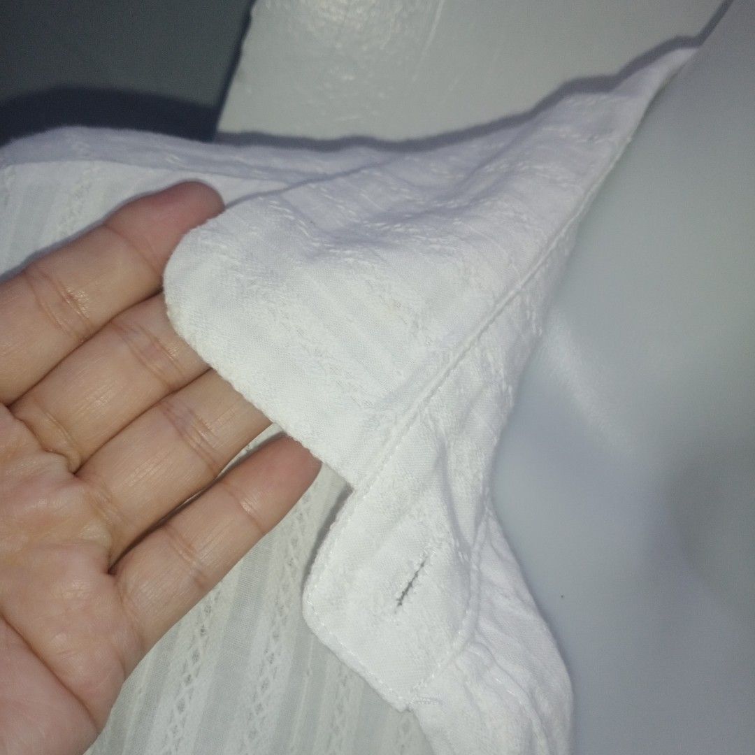 High Quality White Blouse (Category: Blouses) located in Manila. Submitted by shoekendi (Listing ID 1461140750, Image 3). Description: looks new.