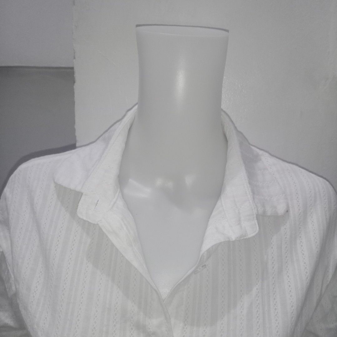 High Quality White Blouse (Category: Blouses) located in Manila. Submitted by shoekendi (Listing ID 1461140750, Image 2). Description: looks new.