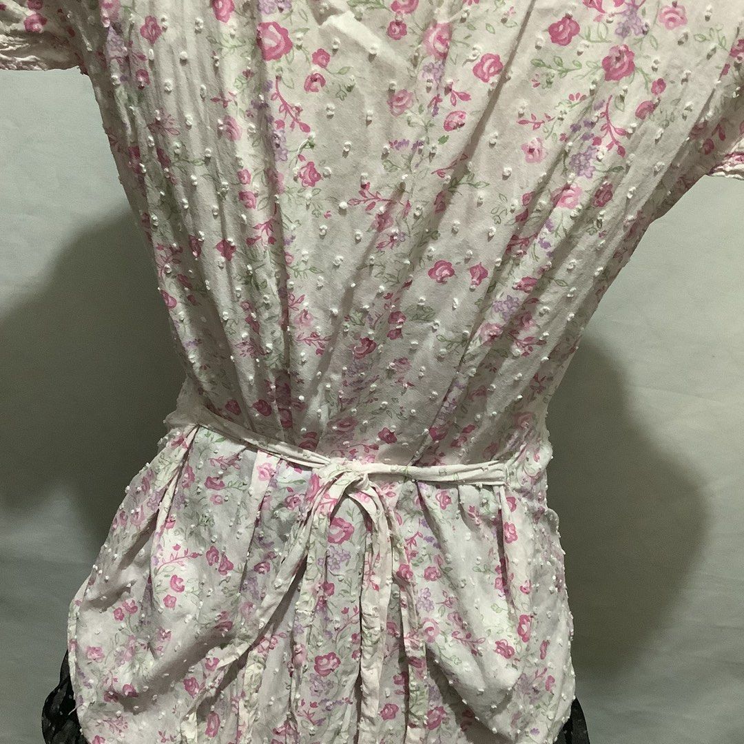 High Sierra Floral Textured Blouse (Category: Blouses) located in Cavite. Submitted by kbyshe_catalog (Listing ID 1461256781, Image 3). Description: small-med textured fabric branded tinatali sa likod .