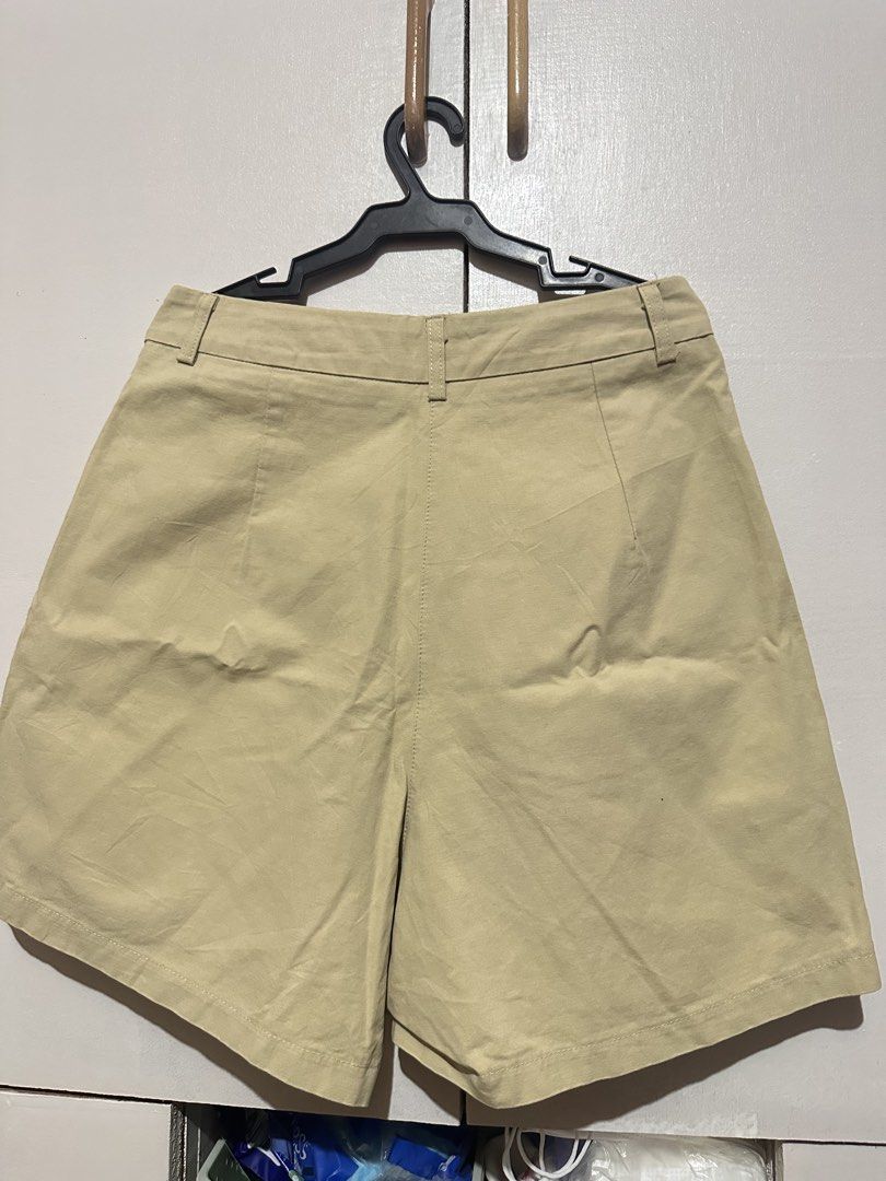 Highwaist short (Category: Shorts) located in Tandag. Submitted by kawaiispreloved (Listing ID 1461255320, Image 2). Description: Ukay source Ganda ng quality 26-27 waistline.