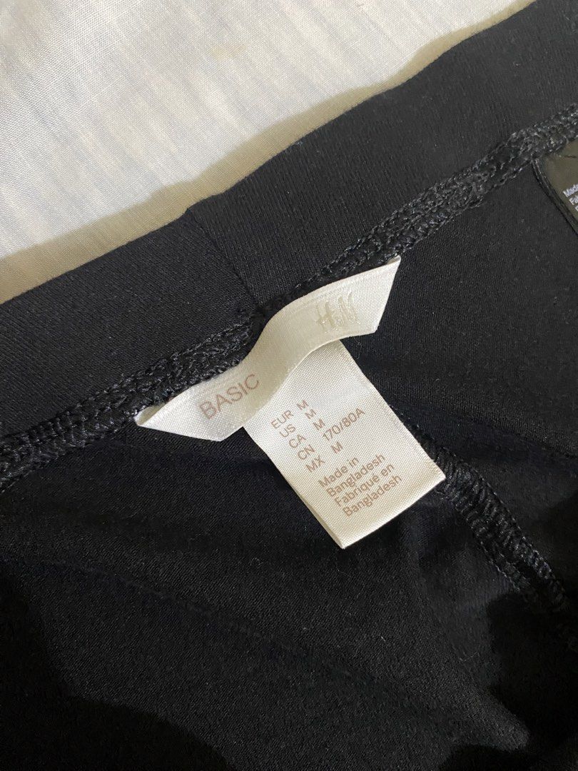 H&M Basic Black Leggings Size M (Category: Other Bottoms) located in Candelaria. Submitted by xiao_z (Listing ID 1461170146, Image 2). Description: - Brand: H&M - Color: Black - Style: Basic, everyday wear - Features: Comfortable and stretchy - Size: Medium (M) - Origin: Made in Bangladesh.