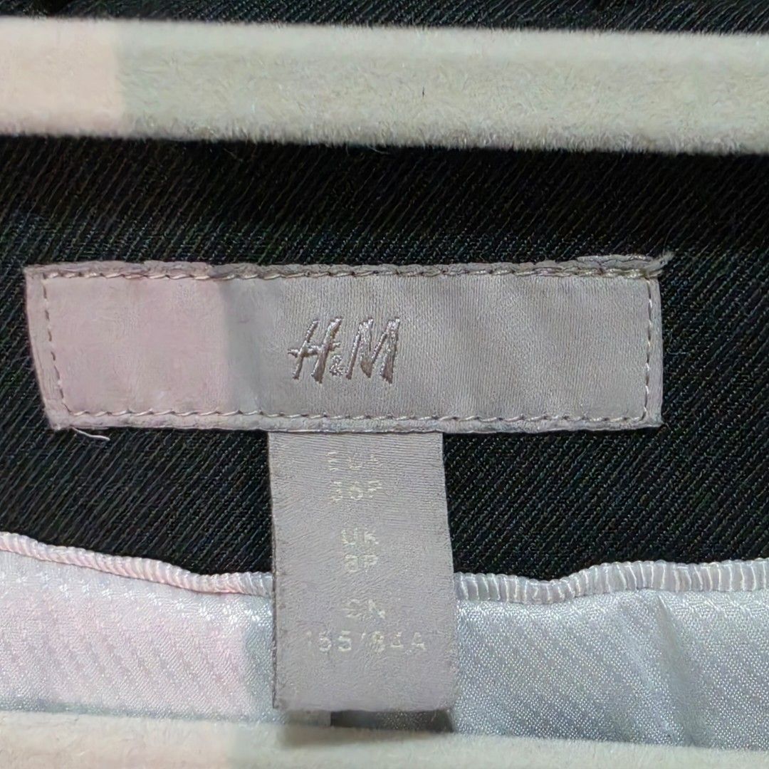 H&M Black Single Button Blazer (Category: Coats, Jackets and Outerwear) located in Mandaluyong City. Submitted by Llyssa12 (Listing ID 1461263338, Image 3). Description: - Classic dark green blazer from H&M - Single button closure - Two front pockets - Fully lined interior - Ideal for work or smart casual outfits - Versatile: pairs well with trousers or skirts - Last photo for when worn -Shipping is shouldered by the buyer.