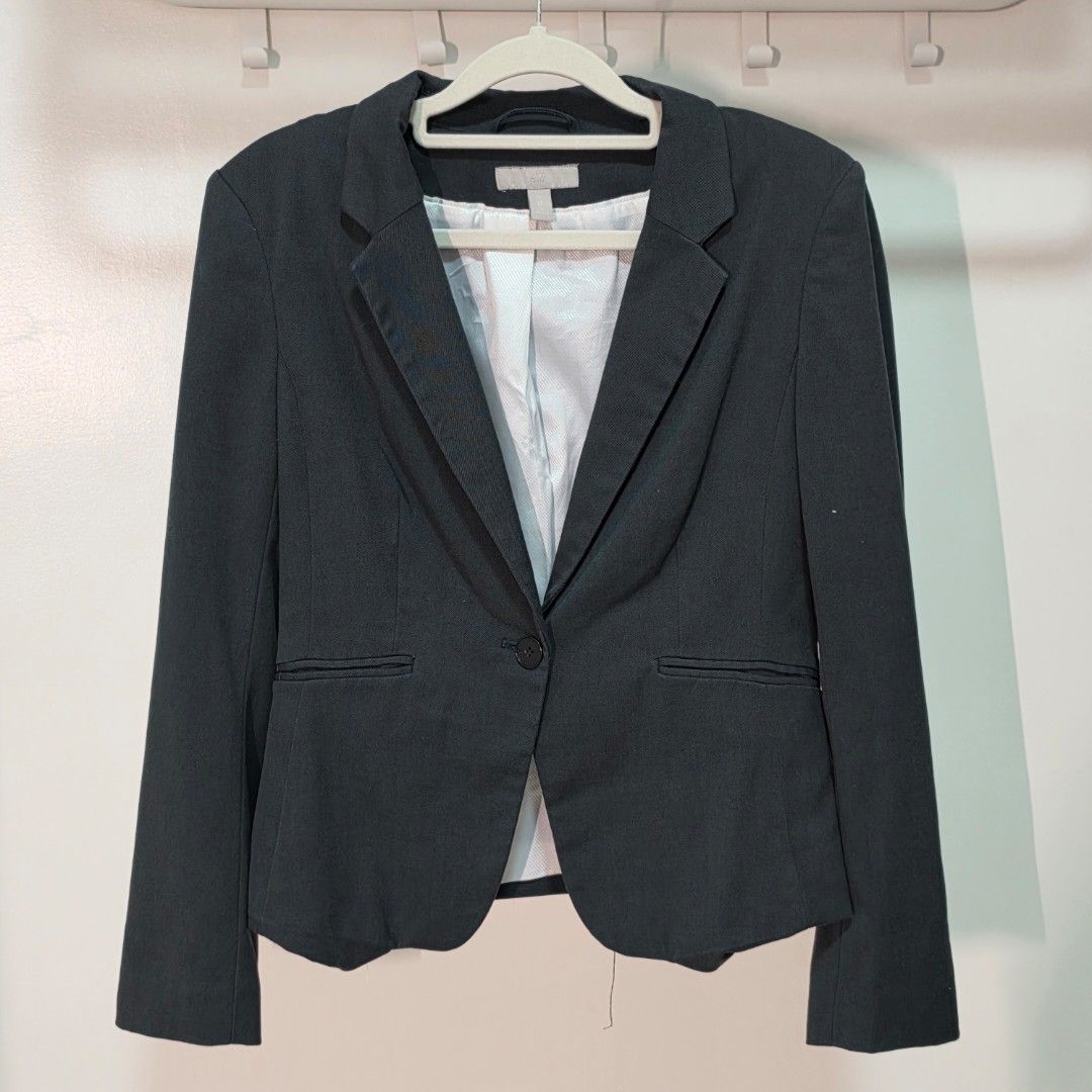 H&M Black Single Button Blazer (Category: Coats, Jackets and Outerwear) located in Mandaluyong City. Submitted by Llyssa12 (Listing ID 1461263338, Image 1). Description: - Classic dark green blazer from H&M - Single button closure - Two front pockets - Fully lined interior - Ideal for work or smart casual outfits - Versatile: pairs well with trousers or skirts - Last photo for when worn -Shipping is shouldered by the buyer.