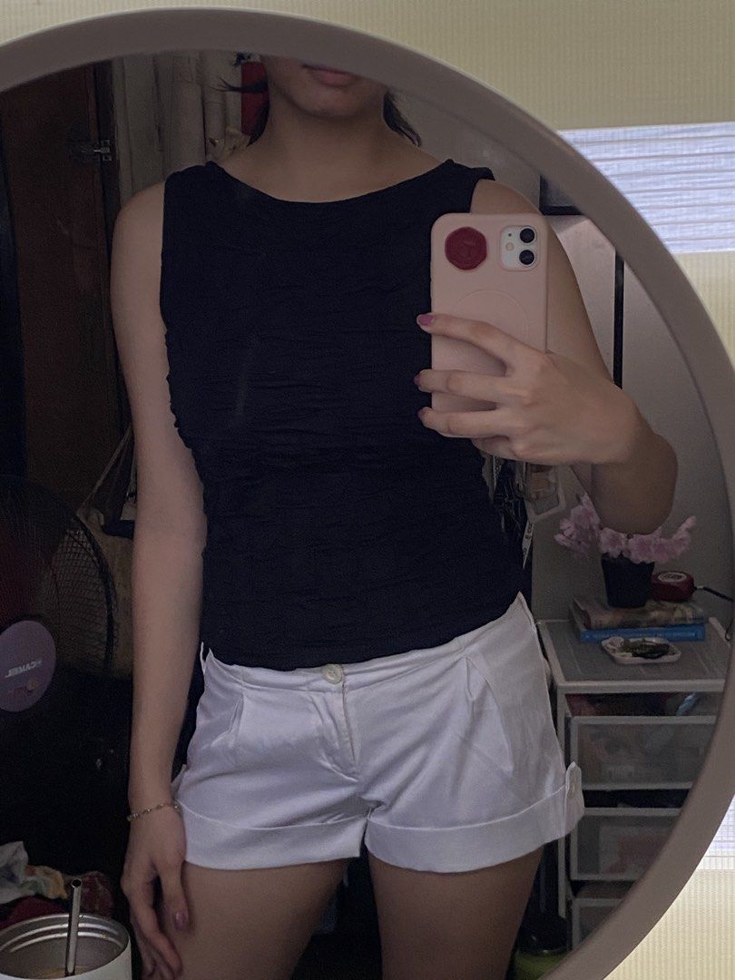 h&m black textured top (Category: Sleeveless) located in Caloocan City. Submitted by v6nnies (Listing ID 1461213757, Image 2). Description: h&m black textured boatneck (not sure) tank top size small forgot how much i got this price is slightly negotiable :).