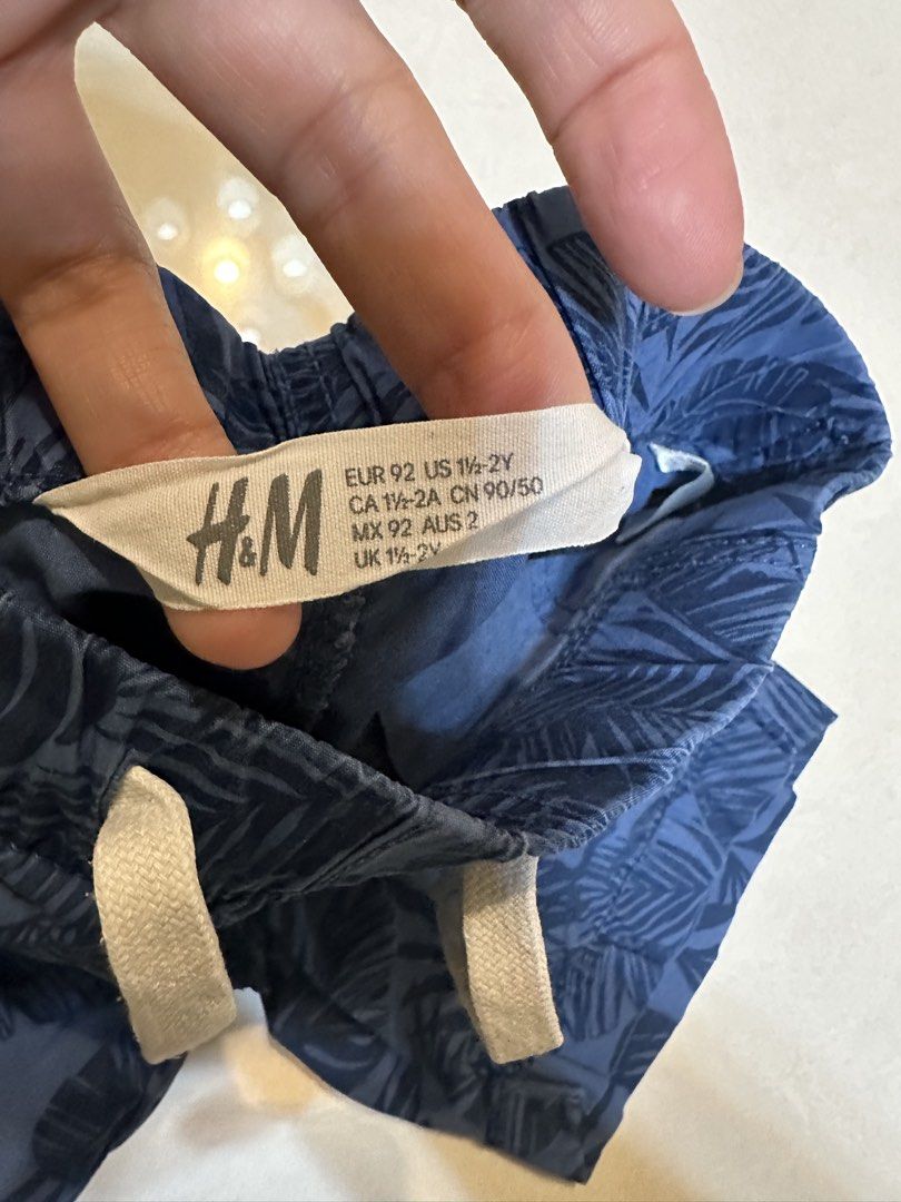 H&M Blue Leaf Print Drawstring Shorts (1-2Y) (Category: Babies & Kids Fashion) located in Manila. Submitted by silver.truemountain (Listing ID 1461237077, Image 2). Description: - Blue shorts with a dark blue leaf print. - Elastic waistband with a white drawstring. - Two side pockets. - Ideal for casual wear or beach days. - Comfortable fit for active kids..