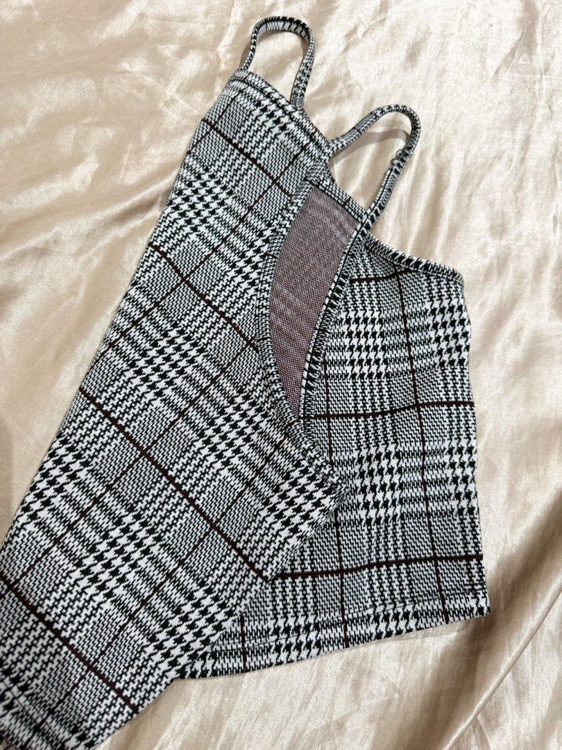 H&M Crop Top Size S-M (Category: Shirts) located in Manila. Submitted by strawberrymelo (Listing ID 1461270124, Image 3). Description: .