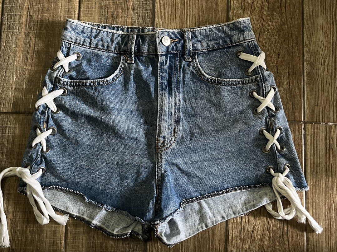 H&M Denim Short (Highwaist) (Category: Shorts) located in Mandaluyong City. Submitted by yanna_02501 (Listing ID 1461174714, Image 2). Description: .