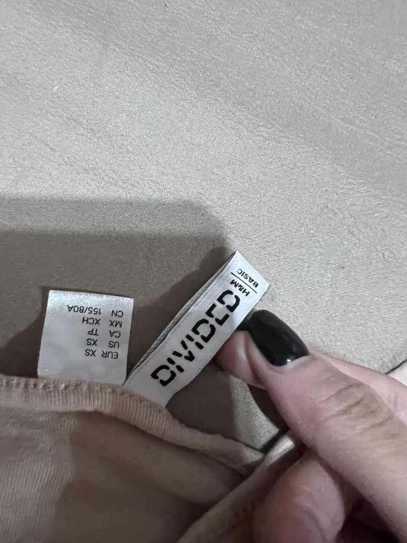 H&M Divided Basic Crop Top (Category: Shirts) located in Quezon City. Submitted by jinnysells (Listing ID 1461276269, Image 2). Description: - Brand: H&M Divided - Style: Basic Crop Top - Neckline: V-neck - Straps: Thin - Condition: New with tags - Features: Comfortable, versatile for layering or solo wear - Occasion: Casual outfits.