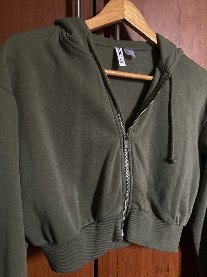 H&M Divided Basic Cropped Zip-Up Hoodie (Category: Coats, Jackets and Outerwear) located in Manila. Submitted by torysa (Listing ID 1461155466, Image 3). Description: - H&M Divided olive green cropped hoodie - Size S - Full zip-up front with hood - Ribbed hem and cuffs - Perfect for layering or wearing solo Bought it for around ₱700 Never used Gcash only - payment first Lalamove/J&T.