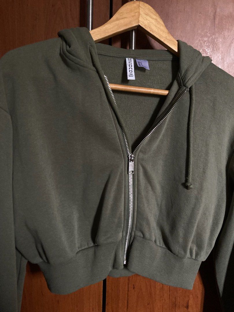 H&M Divided Basic Cropped Zip-Up Hoodie (Category: Coats, Jackets and Outerwear) located in Manila. Submitted by torysa (Listing ID 1461155466, Image 2). Description: - H&M Divided olive green cropped hoodie - Size S - Full zip-up front with hood - Ribbed hem and cuffs - Perfect for layering or wearing solo Bought it for around ₱700 Never used Gcash only - payment first Lalamove/J&T.