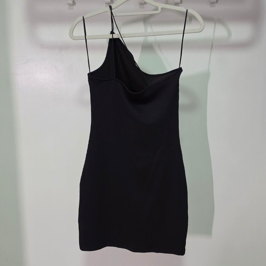 H&M Divided Black Ribbed Tank Top (Category: Sleeveless) located in Mandaluyong City. Submitted by Llyssa12 (Listing ID 1461249745, Image 2). Description: - Black ribbed tank top from H&M Divided - Features thin spaghetti straps - Made with stretchy material for a comfortable fit - Versatile basic piece, ideal for layering or wearing on its own - Can be used for dinner date or party event - Never been worn -Shipping is shouldered by the buyer.