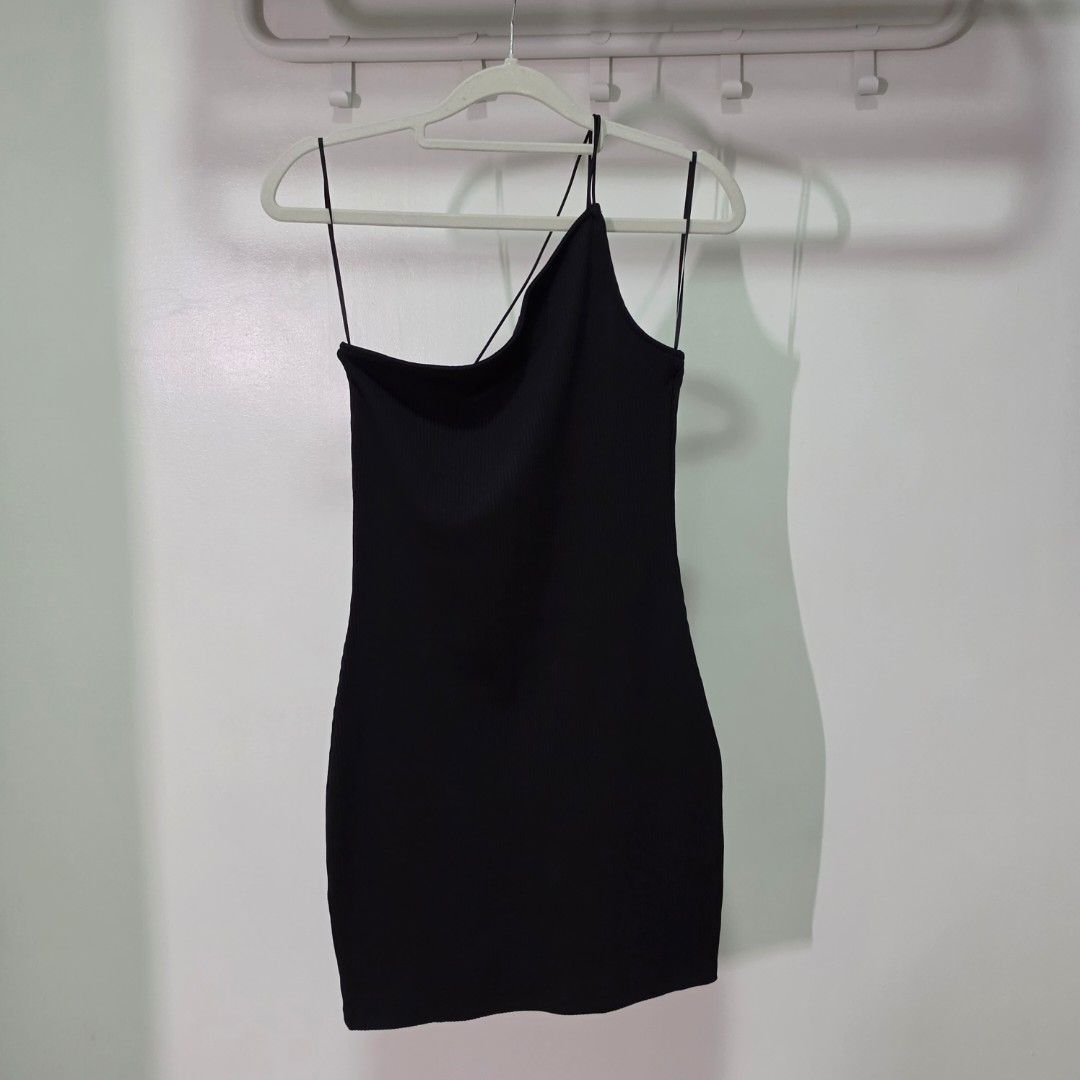 H&M Divided Black Ribbed Tank Top (Category: Sleeveless) located in Mandaluyong City. Submitted by Llyssa12 (Listing ID 1461249745, Image 1). Description: - Black ribbed tank top from H&M Divided - Features thin spaghetti straps - Made with stretchy material for a comfortable fit - Versatile basic piece, ideal for layering or wearing on its own - Can be used for dinner date or party event - Never been worn -Shipping is shouldered by the buyer.