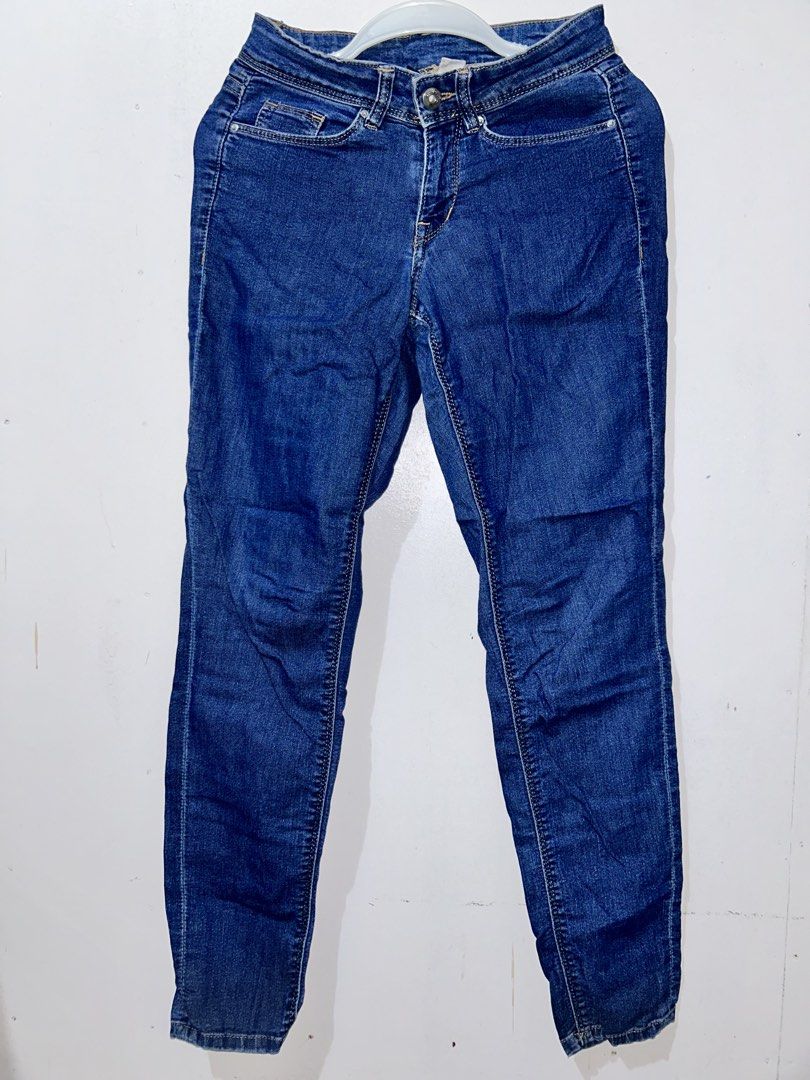 H&M Divided Blue Denim Jeans (Category: Jeans) located in Palo. Submitted by kaleidoscope_676 (Listing ID 1461124208, Image 1). Description: - H&M Divided Blue Denim Jeans - Classic Fit - Dark Blue Color - Ideal for Everyday Wear - Versatile: Pairs easily with any top - Please check photos for detailed condition.