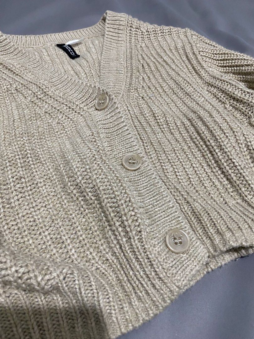 H&M Divided Cropped Light Brown Cardigan (Category: Coats, Jackets and Outerwear) located in Bacoor. Submitted by sad.burrito (Listing ID 1461283761, Image 2). Description: Courier via Lalamove or LBC, shipping fee shouldered by buyer. 📍 Bacoor, Cavite.