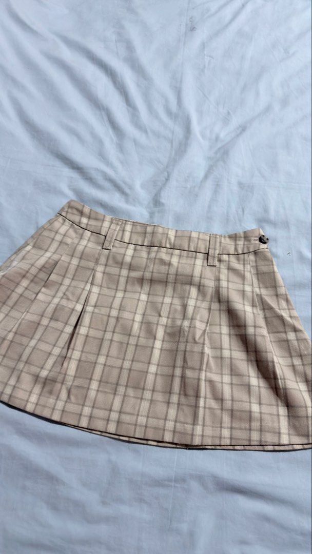 H&M Divided Plaid Pleated Mini Skirt (Category: Skirts) located in Iloilo. Submitted by kathiesboutique.ilo (Listing ID 1461320568, Image 1). Description: - Cute H&M Divided plaid mini skirt - Beige and cream checkered pattern - Pleated design - Belt loops and button closure - Size S - Great for casual wear or dressing up.