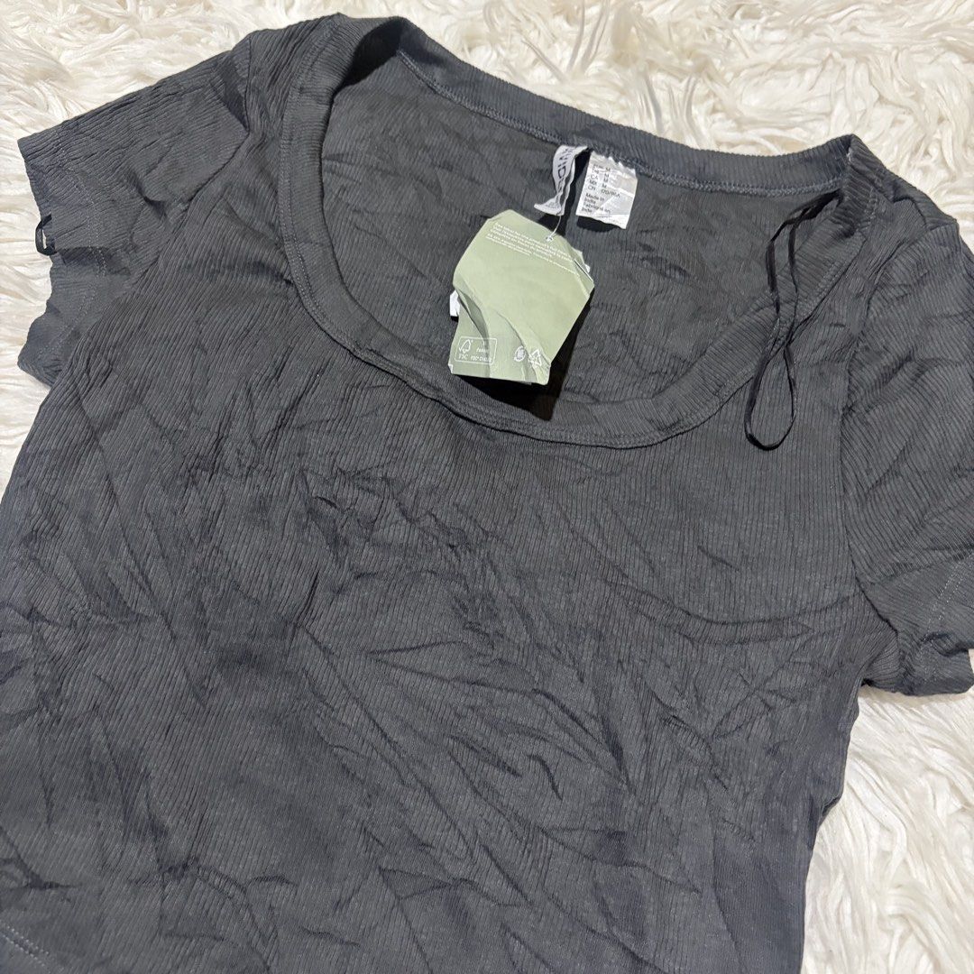 H&M Divided Ribbed Cropped Top (Category: Sleeveless) located in Davao. Submitted by elizzadiac (Listing ID 1461238473, Image 2). Description: - Grey ribbed cropped top from H&M Divided - Short sleeves - Square neckline - Comfortable and stretchy material - Perfect for casual wear or layering - Brand new with tags attached.