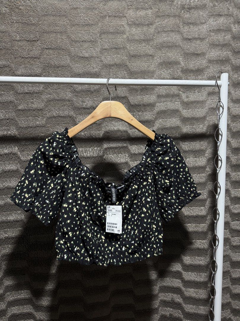 H&M floral crop top (Category: Others Tops) located in Bulacan. Submitted by OG_Domsthrift (Listing ID 1461322336, Image 1). Description: Bnew Small on tag No issue Color rate:10/10 .