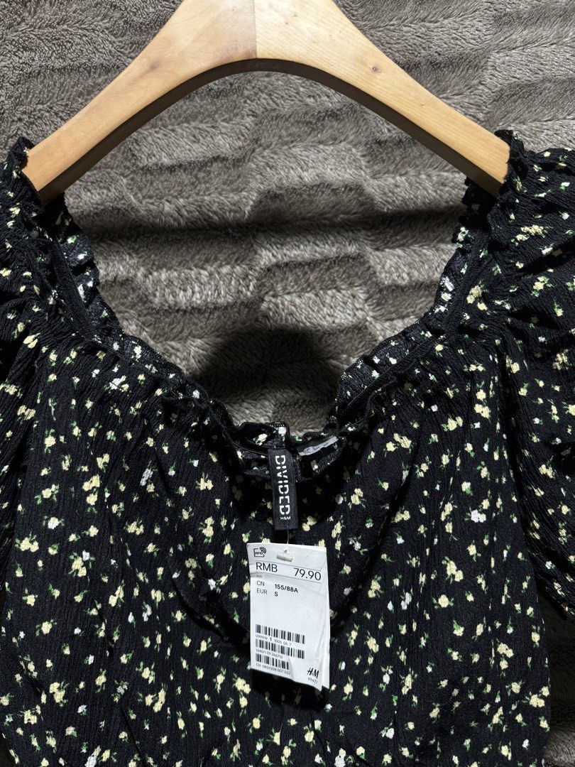 H&M floral crop top (Category: Others Tops) located in Bulacan. Submitted by OG_Domsthrift (Listing ID 1461322336, Image 3). Description: Bnew Small on tag No issue Color rate:10/10 .