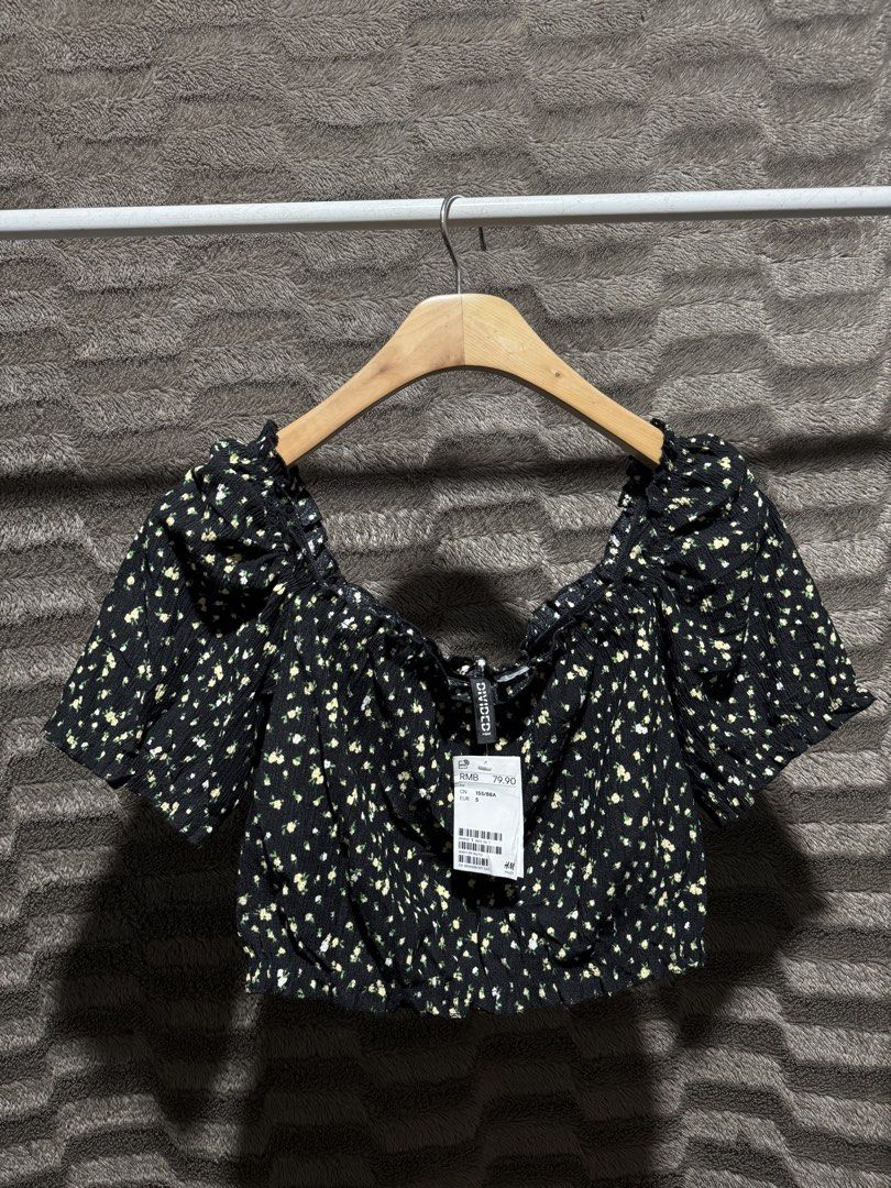 H&M floral crop top (Category: Others Tops) located in Bulacan. Submitted by OG_Domsthrift (Listing ID 1461322336, Image 2). Description: Bnew Small on tag No issue Color rate:10/10 .