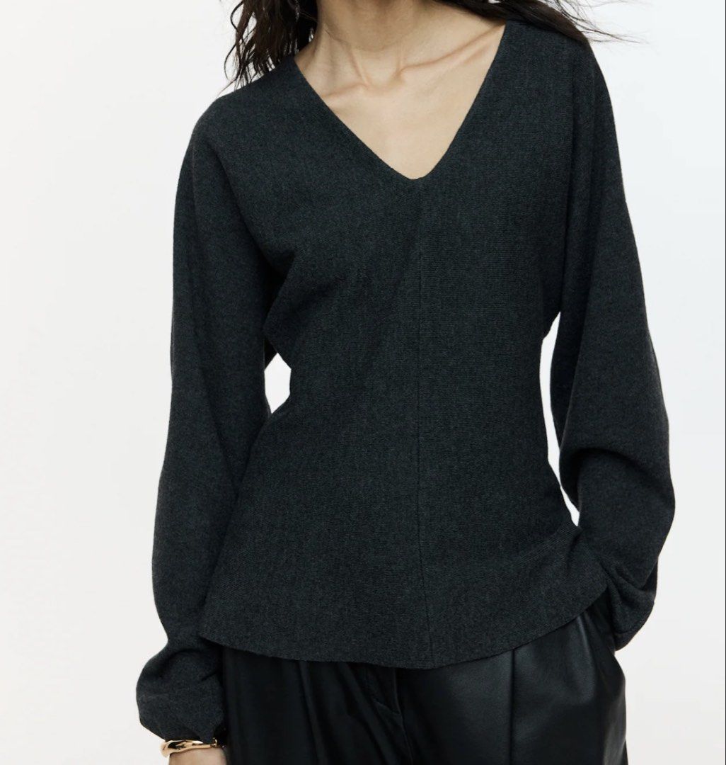 H&M Gray Vneck Knit Sweatshirt (Category: Longsleeves) located in Manila. Submitted by shaeshops (Listing ID 1461243462, Image 2). Description: original price: ₱999 never been used .
