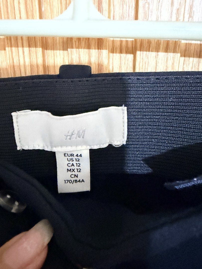 H&M Trousers (Category: Other Bottoms) located in Makati City. Submitted by ziagabrielle (Listing ID 1461123287, Image 3). Description: - Comfortable elasticated waistband - Convenient side pockets - Perfect for work or casual outfits - Easy to style with various tops -W30-32xL37.