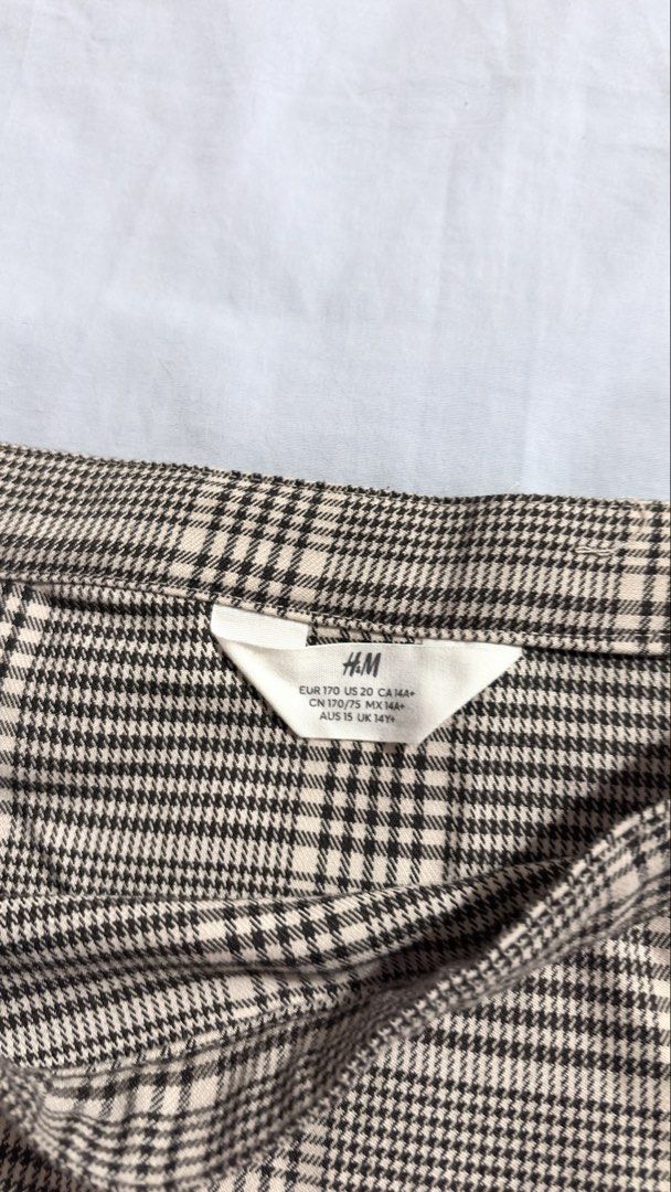 H&M Plaid Pleated Mini Skirt (Category: Skirts) located in Iloilo. Submitted by kathiesboutique.ilo (Listing ID 1461321209, Image 2). Description: - Cute H&M plaid skirt - Features a pleated design - Classic check pattern - Estimated size: US 20 - Versatile for casual or dressed-up looks.