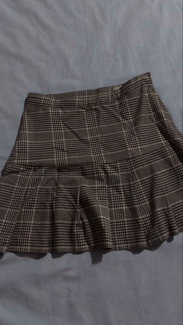 H&M Plaid Pleated Mini Skirt (Category: Skirts) located in Iloilo. Submitted by kathiesboutique.ilo (Listing ID 1461321209, Image 1). Description: - Cute H&M plaid skirt - Features a pleated design - Classic check pattern - Estimated size: US 20 - Versatile for casual or dressed-up looks.