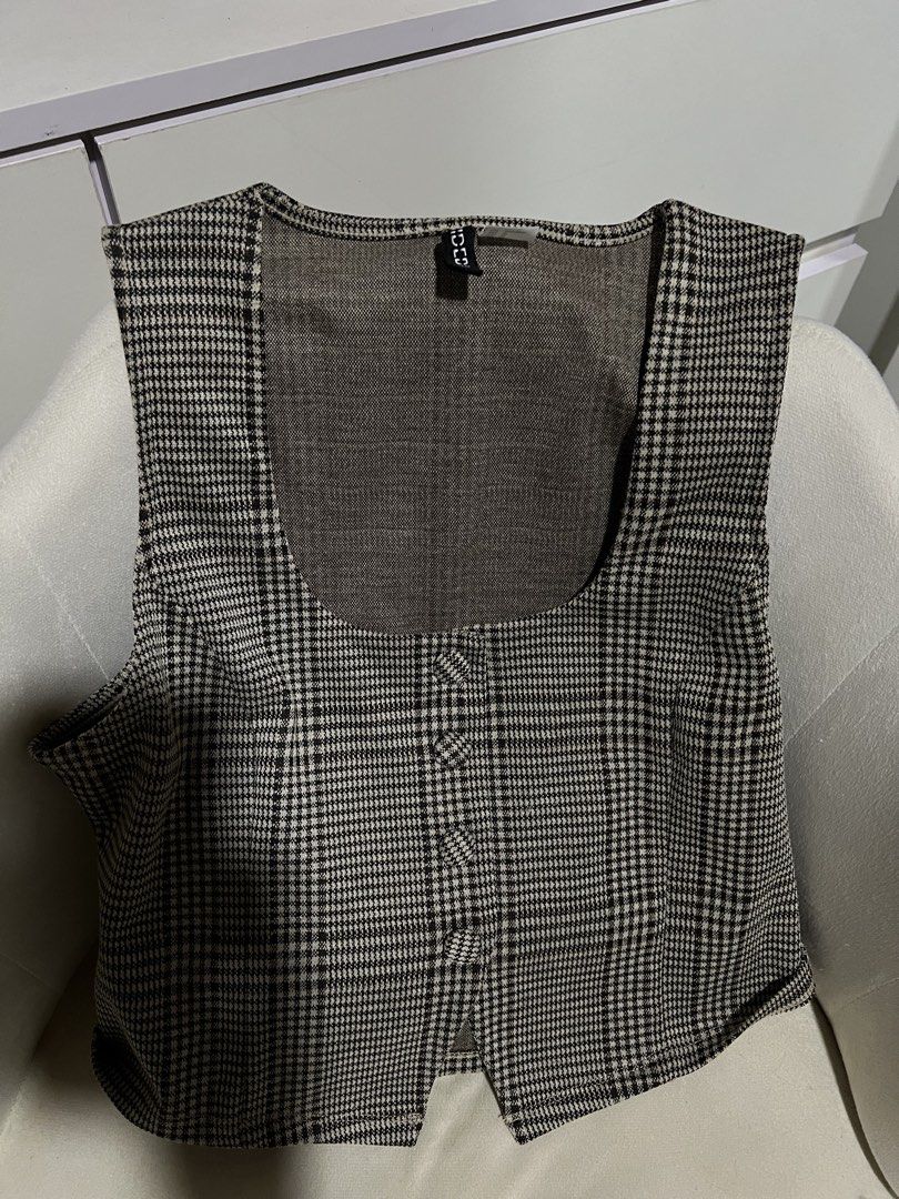 H&M Plaid Square Neck Cropped Vest (Category: Sleeveless) located in Las Pinas. Submitted by reiclutter (Listing ID 1461290875, Image 3). Description: - Cute plaid vest from H&M - Square neckline with button front - Cropped length.