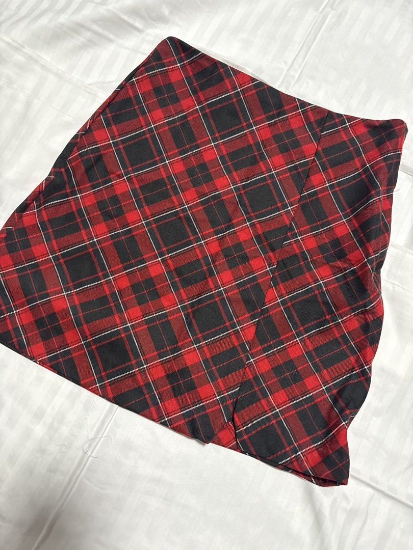 H&M Red Plaid Skirt (Category: Skirts) located in Pasay City. Submitted by nicoletlntn_ (Listing ID 1461236022, Image 1). Description: - H&M Red & Black Plaid Skirt - Kids Size 14 (fits 11-12 years old) - Versatile: Great for casual days or dressing up - Easy to pair with various tops - Check label for precise sizing.