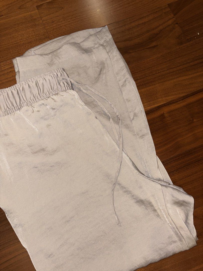 H&M Silky Drawstring Pants (plus size) (Category: Other Bottoms) located in Antipolo. Submitted by maiplus (Listing ID 1461294048, Image 2). Description: H&M Size XL (fits up to 2XL) waist: 38-40in hips: 48in length: 40in 📍Antipolo City.