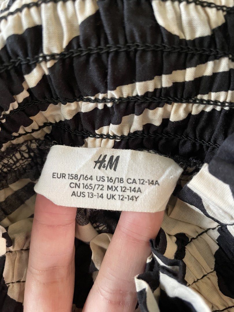 H&M Tiered Skirt (Category: Skirts) located in Tagum. Submitted by declutterflyy (Listing ID 1461119880, Image 3). Description: Stretchable .