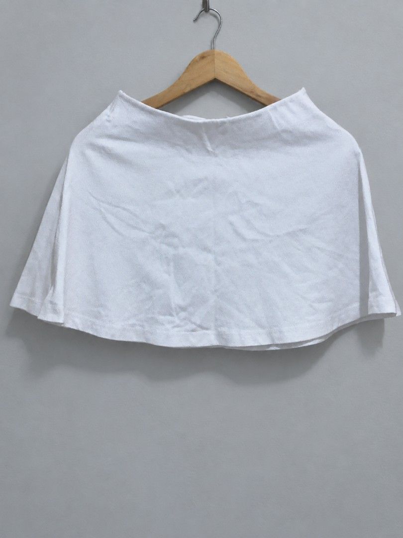 H&M White A-line Mini Skirt (Category: Skirts) located in Cavite. Submitted by mcthrifts (Listing ID 1461228905, Image 1). Description: H&M White A-line Mini Skirt. Comfy elastic waistband. Perfect for casual looks! Gcash, maribank, gotyme payment .
