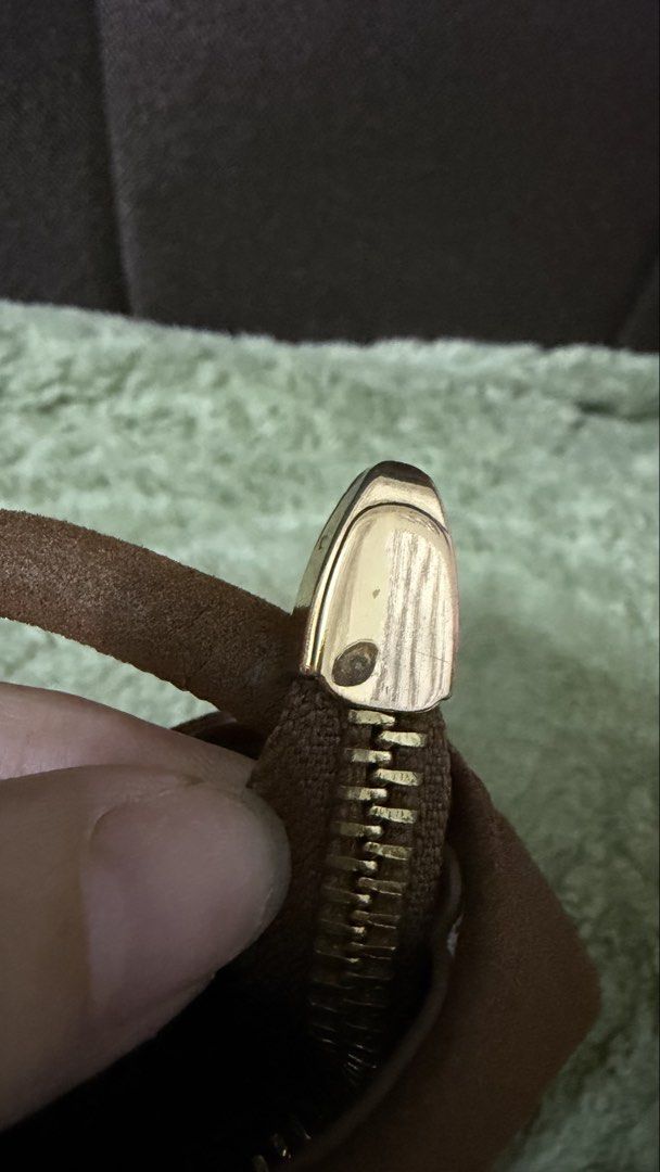 HOLB (Category: Shoulder Bags) located in Manila. Submitted by iamcv8 (Listing ID 1461251553, Image 3). Description: Never been used Defect ung small sa zipper part please see photo No paperbag/dust bag.