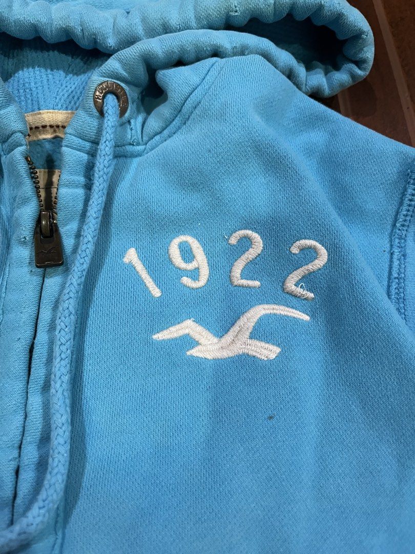 Hollister jscket (Category: Coats, Jackets and Outerwear) located in Davao. Submitted by daveespino81318 (Listing ID 1461141121, Image 3). Description: W21 L27 Size L Medyo loose na yung ribbings.