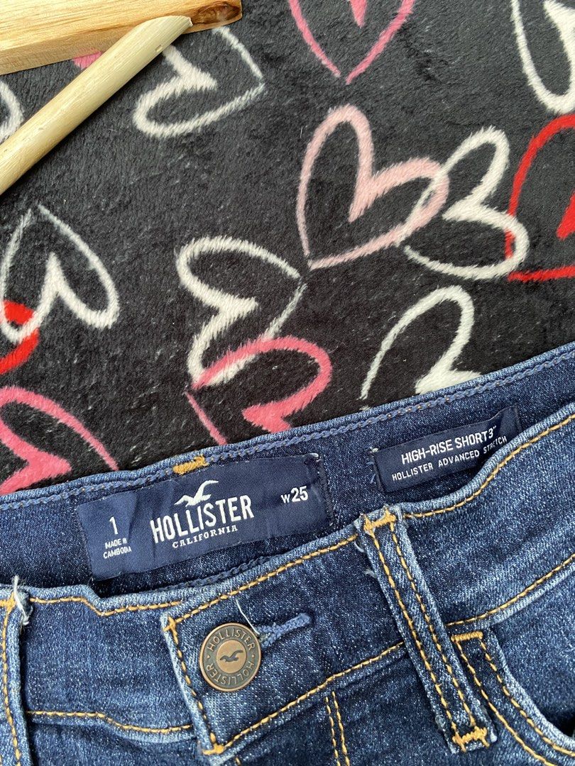 HOLLISTER SHORTS (Category: Shorts) located in Cebu City. Submitted by arsenyong (Listing ID 1461256750, Image 2). Description: Waist:26-28 Length :11 Hem :9 Excellent.
