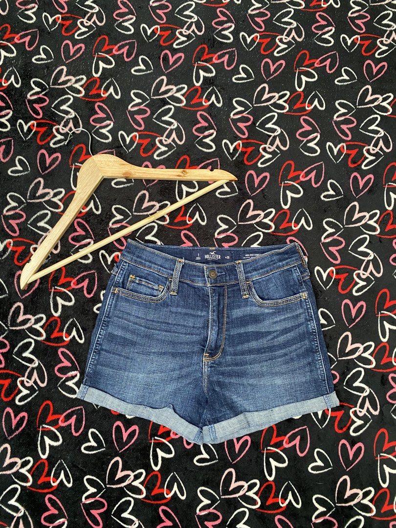 HOLLISTER SHORTS (Category: Shorts) located in Cebu City. Submitted by arsenyong (Listing ID 1461256750, Image 1). Description: Waist:26-28 Length :11 Hem :9 Excellent.
