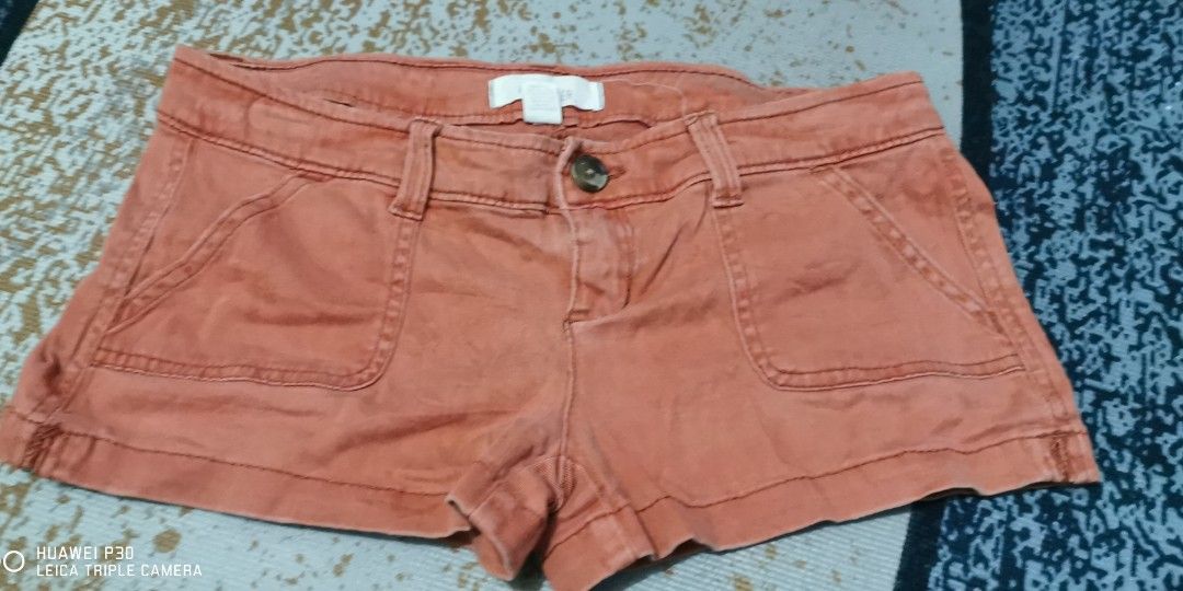 Hollister utility short (Category: Shorts) located in San Jose. Submitted by thrift_ni_sir (Listing ID 1461265313, Image 2). Description: Excellent condition MOD j&t Add shipping fee MOP gcash.