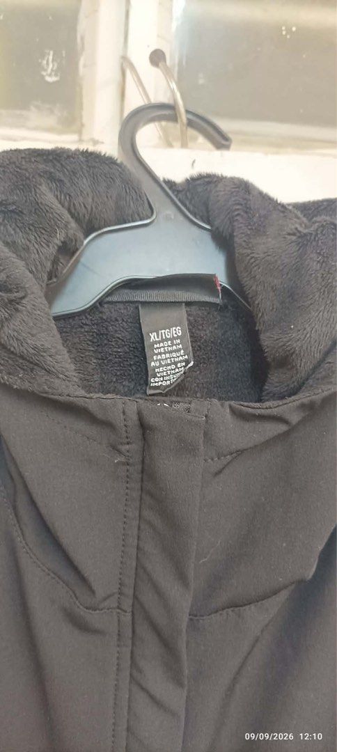 Hooded Jacket (Category: Coats, Jackets and Outerwear) located in Taytay. Submitted by crisha14344 (Listing ID 1461156658, Image 2). Description: Softshell/fleece-line Men’s Jacket Masyado Malaki Ang size Kaya di ginagamit Maganda po siya makapal.
