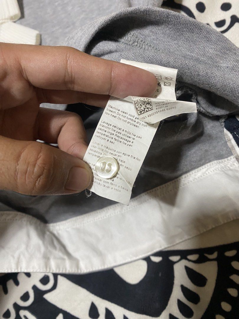Hugo boss (Category: Luxury Apparel) located in Surigao. Submitted by santostris12676 (Listing ID 1461264260, Image 3). Description: Large on tag Dimensions 21.5x27 Excellent condition Need wash .