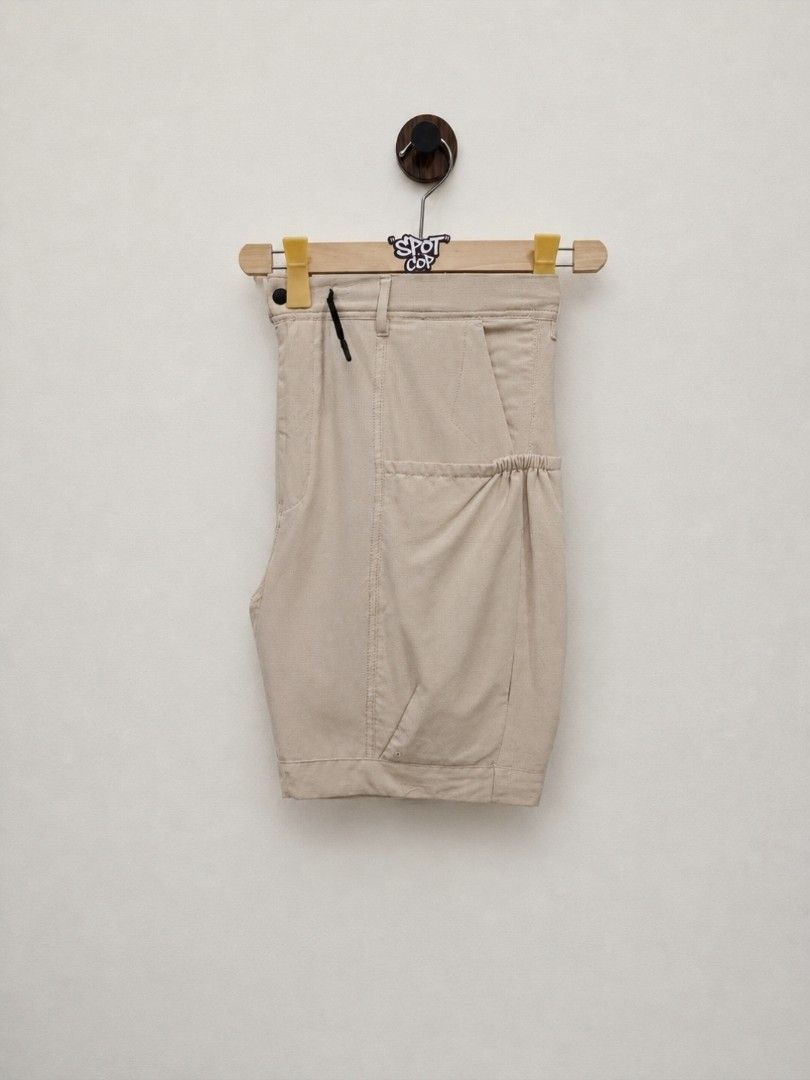 INITIAL GENTLEMAN BIG POCKET UTILITY SHORT (Category: Shorts) located in Taguig. Submitted by zieyaaa.o1 (Listing ID 1461120057, Image 3). Description: INITIAL GENTLEMAN BIG POCKET UTILITY SHORT SIZE MEDIUM ON TAG 31-36 WAISTLINE 21.5 LENGTH 11.5 LEG OPENING EXCELLENT CONDITION TAGUIG LOCATION 899 PHP + SF *COLOR MAY VARY DUE TO LIGHTING.