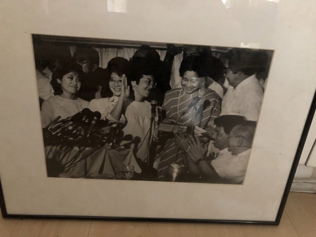 INNAGURATION OF CORAZON AQUINO (Category: Everything Else Others) located in Makati City. Submitted by pinkbeestuff (Listing ID 1461189261, Image 1). Description: Corazon Aquino’s inauguration as the country’s first female president on February 25, 1986, marking the end of Ferdinand Marcos’ dictatorship. FRAME 20in x 18in Photo 13in x 9in 📌Last Price posted Lalamove only. SF to be shouldered by the buyer.