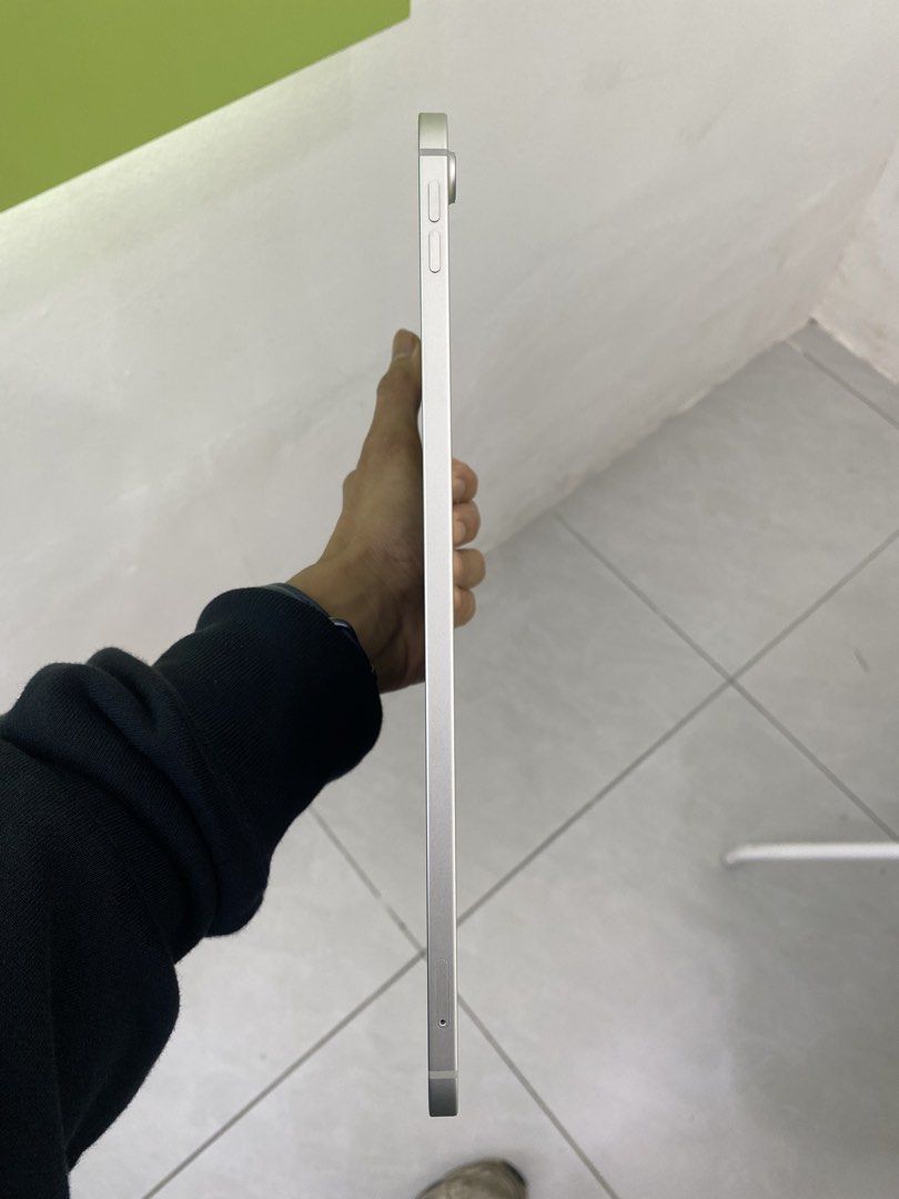 iPad (Category: iPad) located in Kuala Lumpur. Submitted by azeraimuha25031 (Listing ID 1461266960, Image 3). Description: 🔥 PROMO iPAD + FREE STYLUS!🔥 Nak iPad yang premium, laju & masih power untuk daily use? 👀 🍎 iPad 10th Generation ⚡ A14 Bionic — laju untuk study, kerja & entertainment 📱 10.9” Liquid Retina Display — besar, sharp & cantik ✏️ Support Apple Pencil 2nd Gen — ngam untuk note, drawing & study 🔐 Touch ID — unlock guna fingerp