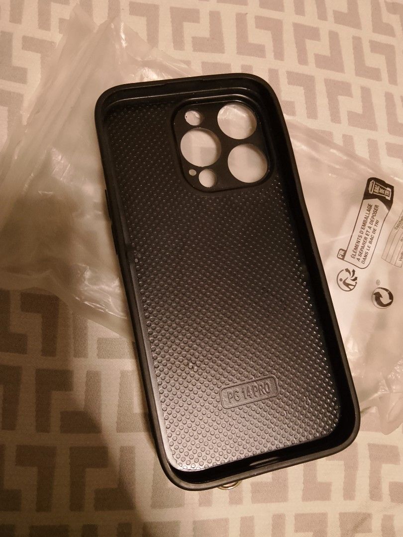 Iphone 14 pro case (Category: Cases & Sleeves) located in Abucay. Submitted by yanies_closet (Listing ID 1461232611, Image 2). Description: good condition, hard and Dont break easily.