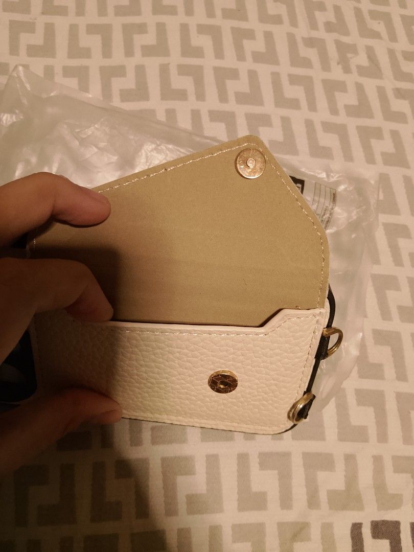 Iphone 14 pro case (Category: Cases & Sleeves) located in Abucay. Submitted by yanies_closet (Listing ID 1461232611, Image 3). Description: good condition, hard and Dont break easily.