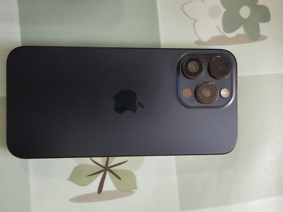 iPhone 15 Pro Max 深藍色 （分類：iPhone 15 Series）位於 Hong Kong。 由 casper6tsd 提交（商品編號 1461117189，圖片 2）。簡介： iPhone 15 Pro Max 深藍色，256GB，電池79% 機身靚仔，mon正常，操作正常，相機玻璃維修過，1x相機有兩粒塵（如圖），開花花模式影1x就會消失，有盒。