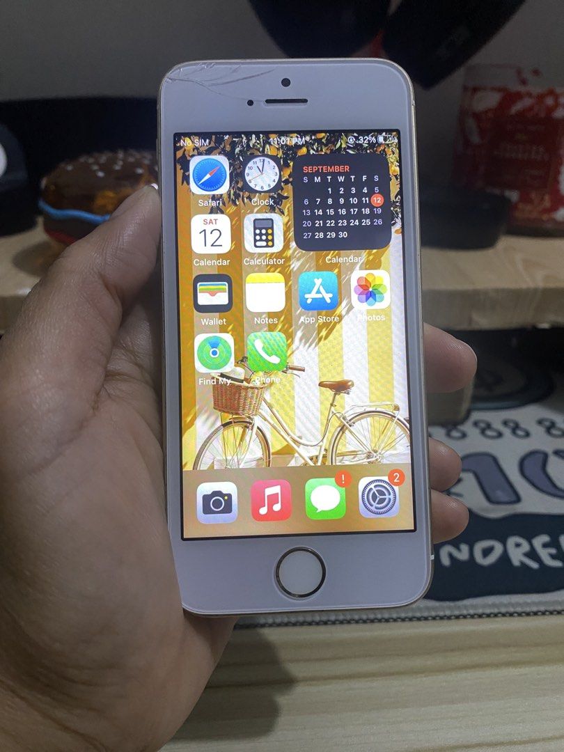 iphone se 1 first gen nego (Category: iPhone SE Series) located in Cavite. Submitted by laliswagg (Listing ID 1461281518, Image 2). Description: 📱 iPhone SE 1st Gen • Battery Health: 💯 100% (replaced) • Fingerprint / Touch ID: ✅ Working • Headphone Jack: ✅ Working • Camera + Flash: ✅ Working • Performance: ✅ Okay pa at nagagamit nang maayos ❌ Volume Up & Down buttons not working ⚠️ small cracks on the upper left side of the screen ⚠️ IMPORTANT 