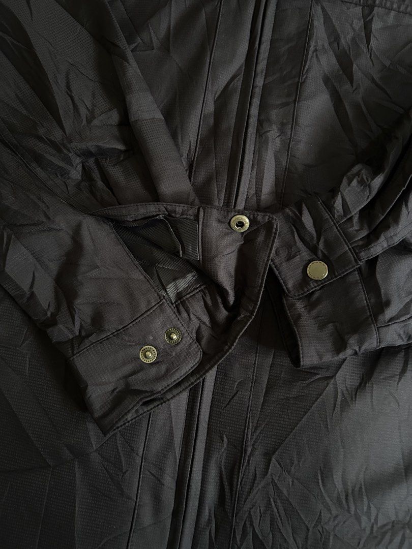 Jacket (Category: Coats, Jackets and Outerwear) located in Tawau. Submitted by nrhfza_ (Listing ID 1461119334, Image 3). Description: - P:18 L:20 - Size M - Colour black - srs buyer : 011tujuhpuluh112803.