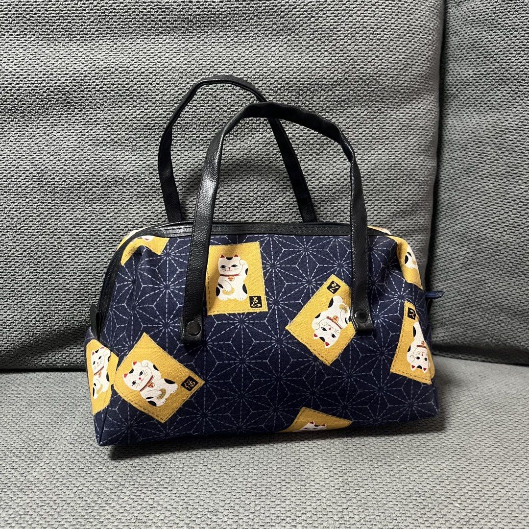 Japan Cloth Lucky Cat Hand Bag (Category: Purses & Pouches) located in Silang. Submitted by f4iry4rch1ve (Listing ID 1461271096, Image 1). Description: Japan Cloth Lucky Cat Hand Bag 400 php+ sf Dimensions: view the pictures above -from Japan -no flaws - actual photos Note: Colors may vary due to lighting Please message me for shipping and payment method... .
