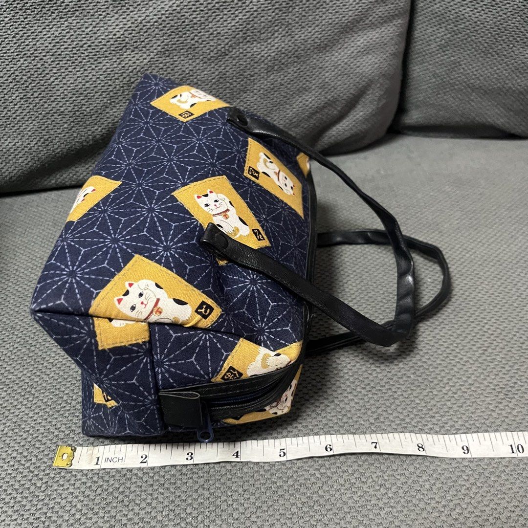 Japan Cloth Lucky Cat Hand Bag (Category: Purses & Pouches) located in Silang. Submitted by f4iry4rch1ve (Listing ID 1461271096, Image 3). Description: Japan Cloth Lucky Cat Hand Bag 400 php+ sf Dimensions: view the pictures above -from Japan -no flaws - actual photos Note: Colors may vary due to lighting Please message me for shipping and payment method... .